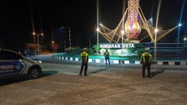 PATROLI : Personel Satlantas Polres Gumas ketika melakukan patroli di sejumlah titik rawan balap liar, yakni Bundaran Kota Kuala Kurun, Sabtu, 18 Juli 2026 malam.