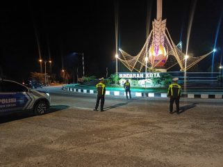 PATROLI : Personel Satlantas Polres Gumas ketika melakukan patroli di sejumlah titik rawan balap liar, yakni Bundaran Kota Kuala Kurun, Sabtu, 18 Juli 2026 malam.