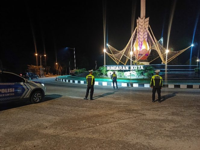 
					PATROLI : Personel Satlantas Polres Gumas ketika melakukan patroli di sejumlah titik rawan balap liar, yakni Bundaran Kota Kuala Kurun, Sabtu, 18 Juli 2026 malam.