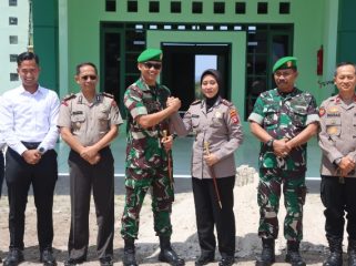 SALAM KOMANDO : Kapolres Gumas AKBP Arum Sari Puspita Dewi, S.H., S.I.K., M.A melakukan salam komando dengan Dandim 1018/GMS Letkol Arm Danang Wahyu Utomo, S.Sos., M.H.I, usai lakukan kunjungan kerja, Senin, 20 Juli 2026.