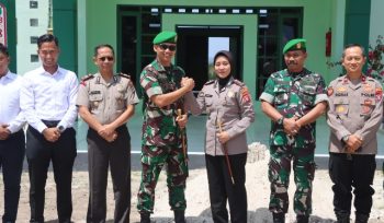 SALAM KOMANDO : Kapolres Gumas AKBP Arum Sari Puspita Dewi, S.H., S.I.K., M.A melakukan salam komando dengan Dandim 1018/GMS Letkol Arm Danang Wahyu Utomo, S.Sos., M.H.I, usai lakukan kunjungan kerja, Senin, 20 Juli 2026.