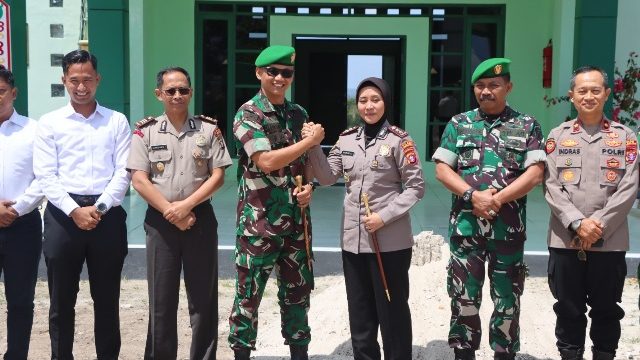 SALAM KOMANDO : Kapolres Gumas AKBP Arum Sari Puspita Dewi, S.H., S.I.K., M.A melakukan salam komando dengan Dandim 1018/GMS Letkol Arm Danang Wahyu Utomo, S.Sos., M.H.I, usai lakukan kunjungan kerja, Senin, 20 Juli 2026.
