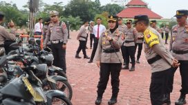 MENGECEK : Kapolres Gumas AKBP Arum Sari Puspita Dewi, S.H, S.I.K, M.A, ketika melakukan cek sarana prasarana, usai pelaksanaan apel gelar pasukan dan Sarana prasarana kontingensi karhutla tahun 2026, Selasa, 21 Juli 2026.