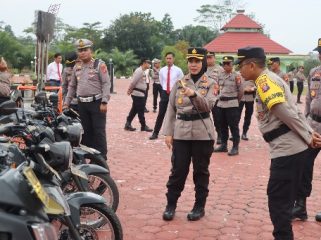 MENGECEK : Kapolres Gumas AKBP Arum Sari Puspita Dewi, S.H, S.I.K, M.A, ketika melakukan cek sarana prasarana, usai pelaksanaan apel gelar pasukan dan Sarana prasarana kontingensi karhutla tahun 2026, Selasa, 21 Juli 2026.