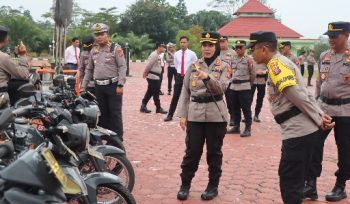MENGECEK : Kapolres Gumas AKBP Arum Sari Puspita Dewi, S.H, S.I.K, M.A, ketika melakukan cek sarana prasarana, usai pelaksanaan apel gelar pasukan dan Sarana prasarana kontingensi karhutla tahun 2026, Selasa, 21 Juli 2026.