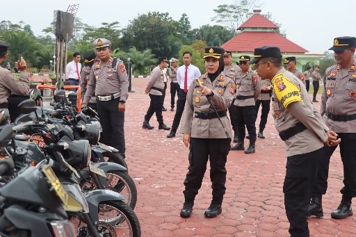 MENGECEK : Kapolres Gumas AKBP Arum Sari Puspita Dewi, S.H, S.I.K, M.A, ketika melakukan cek sarana prasarana, usai pelaksanaan apel gelar pasukan dan Sarana prasarana kontingensi karhutla tahun 2026, Selasa, 21 Juli 2026.