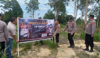 PASANG SPANDUK : Personel Polres Gumas yang tergabung dalam operasi bina karuna, melakukan pemasangan spanduk berisi imbauan larangan membakar hutan dan lahan, di Kecamatan Kurun, Kamis, 23 Juli 2026.