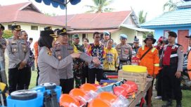 CEK : Kapolres Gumas AKBP Arum Sari Puspita Dewi, S.H, S.I.K, M.A didampingi Kapolsek Manuhing Iptu Teguh Triyono, S.H, M.M, ketika melakukan pengecekan sarana prasarana karhutla di Polsek Manuhing, Kamis, 24 Juli 2026.