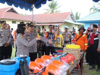 CEK : Kapolres Gumas AKBP Arum Sari Puspita Dewi, S.H, S.I.K, M.A didampingi Kapolsek Manuhing Iptu Teguh Triyono, S.H, M.M, ketika melakukan pengecekan sarana prasarana karhutla di Polsek Manuhing, Kamis, 24 Juli 2026.