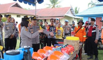 CEK : Kapolres Gumas AKBP Arum Sari Puspita Dewi, S.H, S.I.K, M.A didampingi Kapolsek Manuhing Iptu Teguh Triyono, S.H, M.M, ketika melakukan pengecekan sarana prasarana karhutla di Polsek Manuhing, Kamis, 24 Juli 2026.