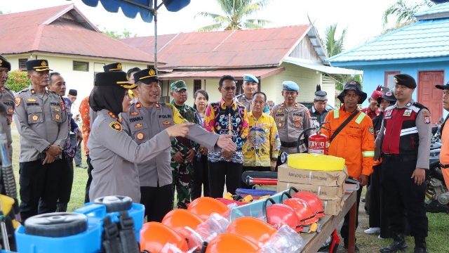 CEK : Kapolres Gumas AKBP Arum Sari Puspita Dewi, S.H, S.I.K, M.A didampingi Kapolsek Manuhing Iptu Teguh Triyono, S.H, M.M, ketika melakukan pengecekan sarana prasarana karhutla di Polsek Manuhing, Kamis, 24 Juli 2026.