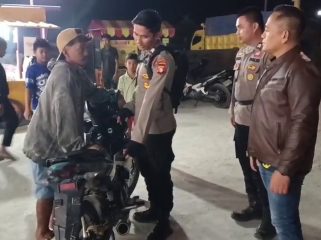 TINDAK : Kapolsek Sepang Ipda Purwanto, S.H bersama personel piket polsek, melakukan upaya penindakan pelepasan knalpot di tempat terhadap sepeda motor yang tidak sesuai spesifikasi teknis, di Jalan Lintas Kuala Kurun-Palangka Raya, Kelurahan Kampuri, Kecamatan Mihing Raya, Jumat, 24 Juli 2026 malam.