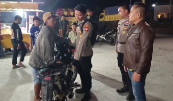 TINDAK : Kapolsek Sepang Ipda Purwanto, S.H bersama personel piket polsek, melakukan upaya penindakan pelepasan knalpot di tempat terhadap sepeda motor yang tidak sesuai spesifikasi teknis, di Jalan Lintas Kuala Kurun-Palangka Raya, Kelurahan Kampuri, Kecamatan Mihing Raya, Jumat, 24 Juli 2026 malam.