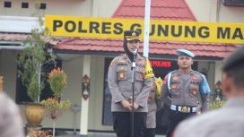 PIMPIN APEL : Kapolres Gumas AKBP Arum Sari Puspita Dewi, S.H, S.I.K, M.A, memimpin apel pagi, di Lapangan Tantya Sudhirajati Polres setempat, Senin, 27 Juli 2026.