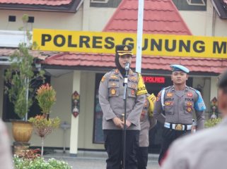 PIMPIN APEL : Kapolres Gumas AKBP Arum Sari Puspita Dewi, S.H, S.I.K, M.A, memimpin apel pagi, di Lapangan Tantya Sudhirajati Polres setempat, Senin, 27 Juli 2026.