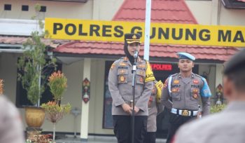 PIMPIN APEL : Kapolres Gumas AKBP Arum Sari Puspita Dewi, S.H, S.I.K, M.A, memimpin apel pagi, di Lapangan Tantya Sudhirajati Polres setempat, Senin, 27 Juli 2026.