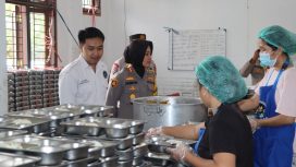 KUNJUNGI : Kapolres Gumas AKBP Arum Sari Puspita Dewi, S.H, S.I.K, M.A, ketika mengunjungi SPPG Kemala Presisi II Polres Gumas, Selasa, 28 Juli 2026.
