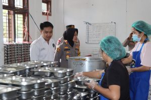 Kapolres Gunung Mas Tinjau SPPG Yayasan Kemala Bhayangkari, Pastikan Proses Pengolahan dan Pengemasan MBG Berjalan Baik