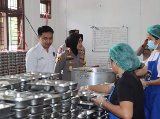 KUNJUNGI : Kapolres Gumas AKBP Arum Sari Puspita Dewi, S.H, S.I.K, M.A, ketika mengunjungi SPPG Kemala Presisi II Polres Gumas, Selasa, 28 Juli 2026.