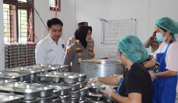 KUNJUNGI : Kapolres Gumas AKBP Arum Sari Puspita Dewi, S.H, S.I.K, M.A, ketika mengunjungi SPPG Kemala Presisi II Polres Gumas, Selasa, 28 Juli 2026.