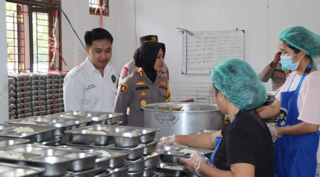 KUNJUNGI : Kapolres Gumas AKBP Arum Sari Puspita Dewi, S.H, S.I.K, M.A, ketika mengunjungi SPPG Kemala Presisi II Polres Gumas, Selasa, 28 Juli 2026.