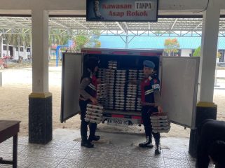 KAWAL : Personel polwan Polres Gumas ketika mengawal distribusi MBG di sekolah, Rabu, 29 Juli 2026.