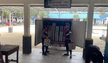 KAWAL : Personel polwan Polres Gumas ketika mengawal distribusi MBG di sekolah, Rabu, 29 Juli 2026.