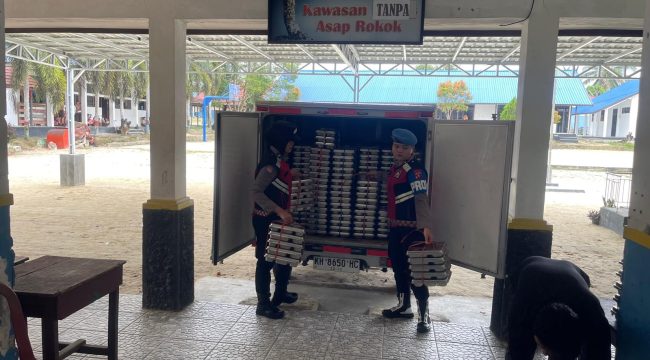 KAWAL : Personel polwan Polres Gumas ketika mengawal distribusi MBG di sekolah, Rabu, 29 Juli 2026.