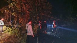 PADAMKAN : Tim gabungan ketika berupaya memadamkan api yang membakar lahan di pinggir Jalan Lintas Kurun-Tewah, Kamis, 30 Juli 2026.