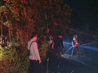 PADAMKAN : Tim gabungan ketika berupaya memadamkan api yang membakar lahan di pinggir Jalan Lintas Kurun-Tewah, Kamis, 30 Juli 2026.
