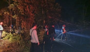 PADAMKAN : Tim gabungan ketika berupaya memadamkan api yang membakar lahan di pinggir Jalan Lintas Kurun-Tewah, Kamis, 30 Juli 2026.