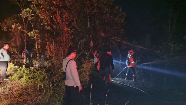 PADAMKAN : Tim gabungan ketika berupaya memadamkan api yang membakar lahan di pinggir Jalan Lintas Kurun-Tewah, Kamis, 30 Juli 2026.