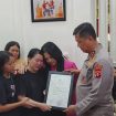 FOTO : Kapolda Kalteng saat menyerahkan piagam penghargaan kepada keluarga besar Alhamarhum Aipda Anumerta Yudhie Perdana Putra.
