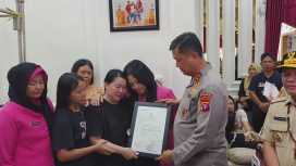 FOTO : Kapolda Kalteng saat menyerahkan piagam penghargaan kepada keluarga besar Alhamarhum Aipda Anumerta Yudhie Perdana Putra.