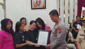 FOTO : Kapolda Kalteng saat menyerahkan piagam penghargaan kepada keluarga besar Alhamarhum Aipda Anumerta Yudhie Perdana Putra.