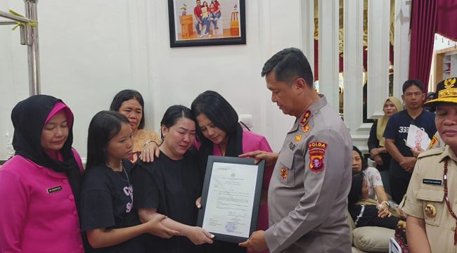 FOTO : Kapolda Kalteng saat menyerahkan piagam penghargaan kepada keluarga besar Alhamarhum Aipda Anumerta Yudhie Perdana Putra.