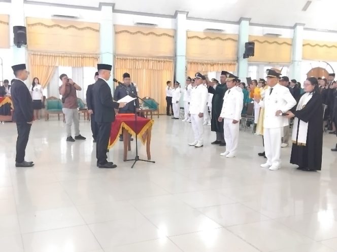 
					PELANTIKAN : Suasana pelantikan ratusan ASN jabatan administrator, pejabat pengawas, pejabat fungsional dan kepala puskesmas, di GPU Damang Batu, pekan lalu.
