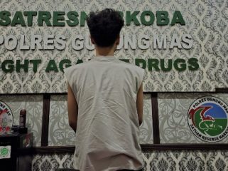 AMANKAN : Tersangka R (29) beserta barang bukti sabu ketika diamankan di kantor Satres Narkoba Polres Gumas, Rabu, 22 Juli 2026.