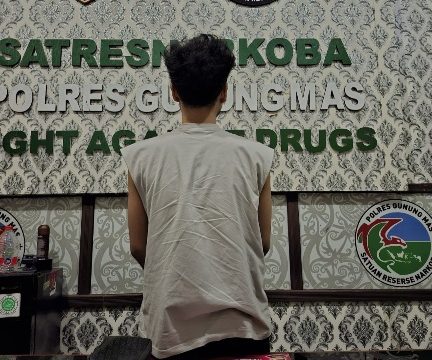 AMANKAN : Tersangka R (29) beserta barang bukti sabu ketika diamankan di kantor Satres Narkoba Polres Gumas, Rabu, 22 Juli 2026.