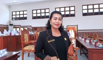 FOTO : Sekretaris Komisi I DPRD Kabupaten Gunung Mas Rayaniatie Djangkan