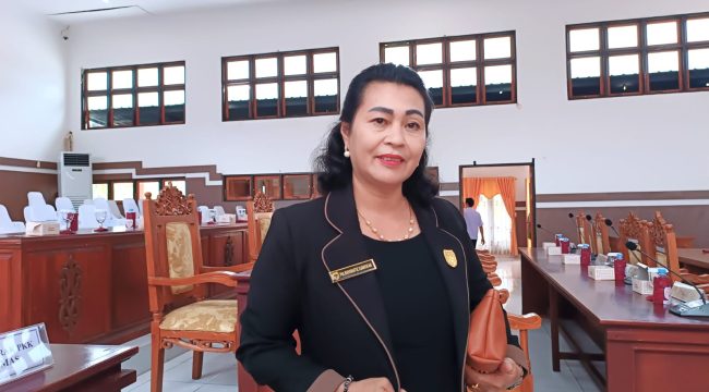 FOTO : Sekretaris Komisi I DPRD Kabupaten Gunung Mas Rayaniatie Djangkan