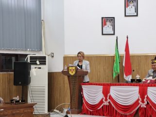 LAPORAN : Juru Bicara Badan Anggaran DPRD Kabupaten Gumas Iceu Purnamasari, ketika menyampaikan laporan atas pembahasan KUA-PPAS APBD tahun 2027 dan KUPA-PPAS Perubahan APBD tahun 2026, pada rapat paripurna ke-5 masa persidangan III tahun sidang 2026, Selasa, 11 Agustus 2026.