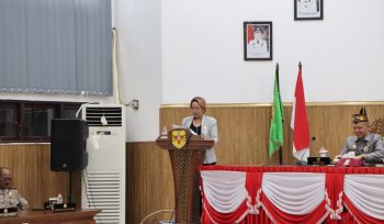 LAPORAN : Juru Bicara Badan Anggaran DPRD Kabupaten Gumas Iceu Purnamasari, ketika menyampaikan laporan atas pembahasan KUA-PPAS APBD tahun 2027 dan KUPA-PPAS Perubahan APBD tahun 2026, pada rapat paripurna ke-5 masa persidangan III tahun sidang 2026, Selasa, 11 Agustus 2026.