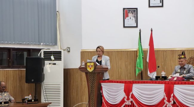 LAPORAN : Juru Bicara Badan Anggaran DPRD Kabupaten Gumas Iceu Purnamasari, ketika menyampaikan laporan atas pembahasan KUA-PPAS APBD tahun 2027 dan KUPA-PPAS Perubahan APBD tahun 2026, pada rapat paripurna ke-5 masa persidangan III tahun sidang 2026, Selasa, 11 Agustus 2026.