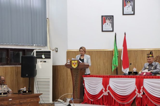 
					LAPORAN : Juru Bicara Badan Anggaran DPRD Kabupaten Gumas Iceu Purnamasari, ketika menyampaikan laporan atas pembahasan KUA-PPAS APBD tahun 2027 dan KUPA-PPAS Perubahan APBD tahun 2026, pada rapat paripurna ke-5 masa persidangan III tahun sidang 2026, Selasa, 11 Agustus 2026.
