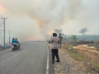 TERBAKAR : Sejumlah pihak terkait berjibaku memadamkan api yang membakar lahan di ruas jalan lintas Kurun-Tewah, tepatnya di kilometer 8, Kecamatan Tewah, Selasa, 18 Agustus 2026 sore.