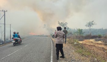TERBAKAR : Sejumlah pihak terkait berjibaku memadamkan api yang membakar lahan di ruas jalan lintas Kurun-Tewah, tepatnya di kilometer 8, Kecamatan Tewah, Selasa, 18 Agustus 2026 sore.