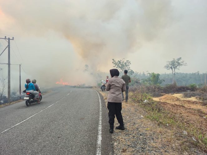 
					TERBAKAR : Sejumlah pihak terkait berjibaku memadamkan api yang membakar lahan di ruas jalan lintas Kurun-Tewah, tepatnya di kilometer 8, Kecamatan Tewah, Selasa, 18 Agustus 2026 sore.