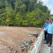 SAMPAH : Ketua Komisi II DPRD Kabupaten Gumas Herbert Y Asin bersama Sekretaris Komisi II Selsius Aprianus, saat melihat tumpukan sampah di sungai, pekan lalu.