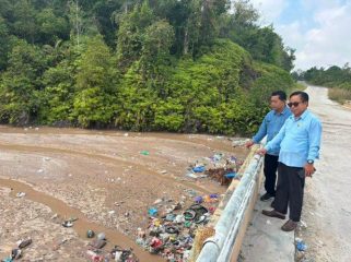 SAMPAH : Ketua Komisi II DPRD Kabupaten Gumas Herbert Y Asin bersama Sekretaris Komisi II Selsius Aprianus, saat melihat tumpukan sampah di sungai, pekan lalu.